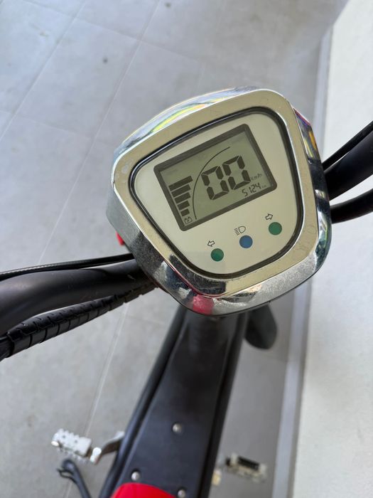 Scuter electric roșu