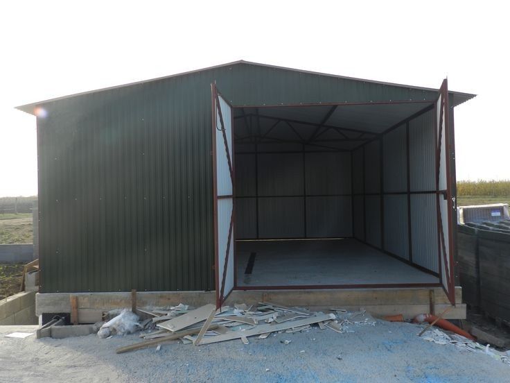 Garaj metalic din panouri sandwich  4.3 x 6.3m