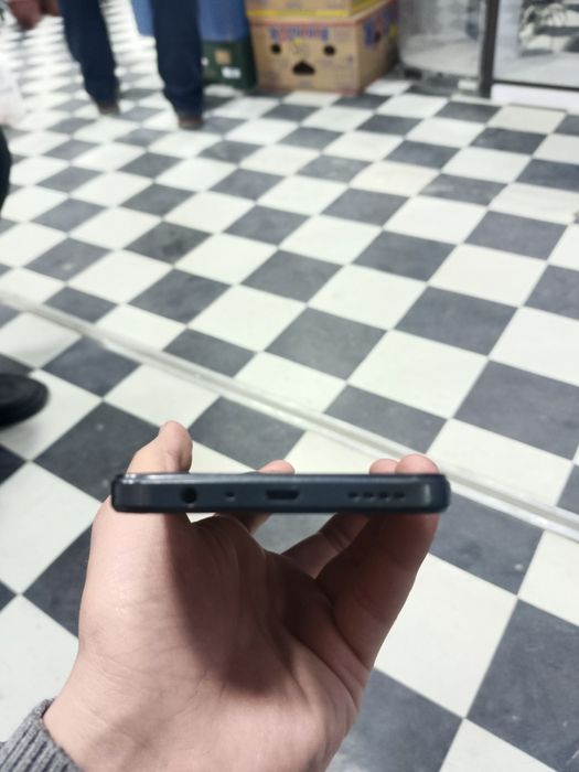 Realme C30s rangi qora