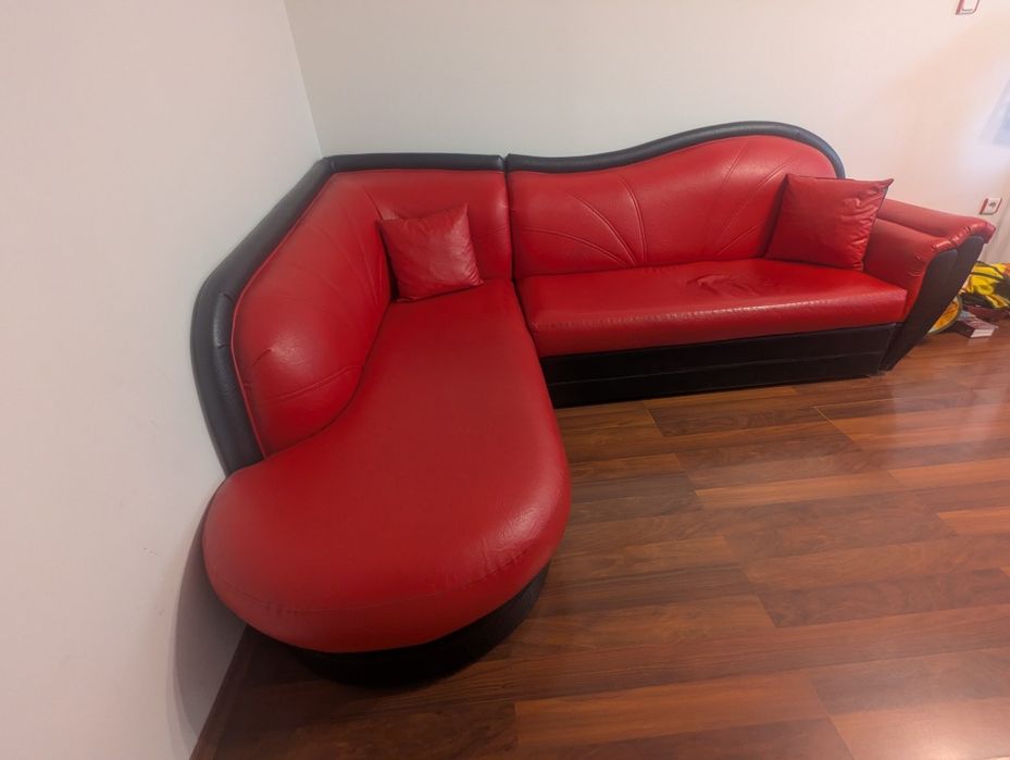 Ъглов диван от червена естествена кожа