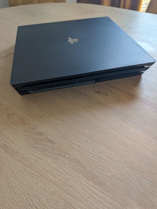 PS4 Pro 1TB + 2 controlere + 6 jocuri