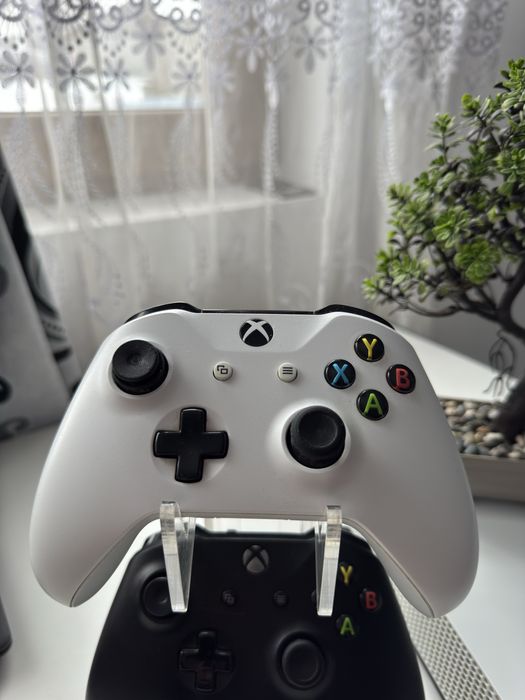 Vand Xbox One S 1TB - 2 controllere + stand