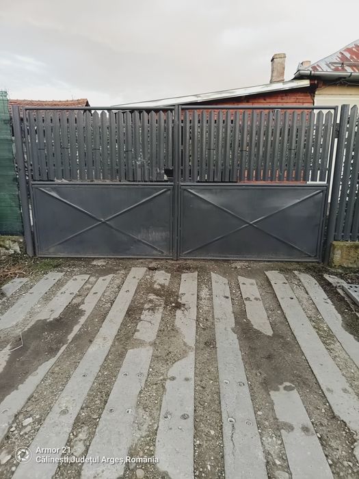 Porți metalice.si una intrare separată