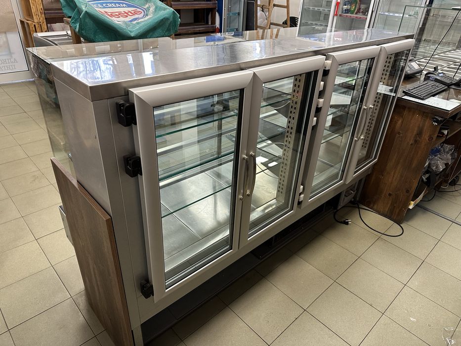 Сладкарска витрина