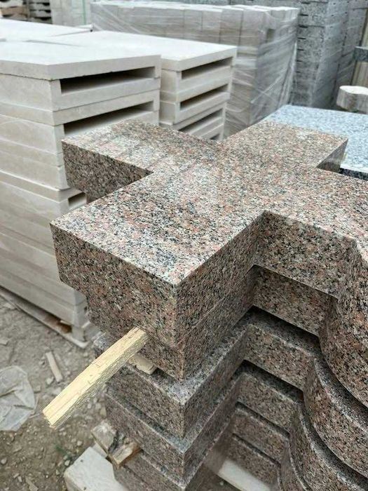 Monumente funerare , cavouri , cruci