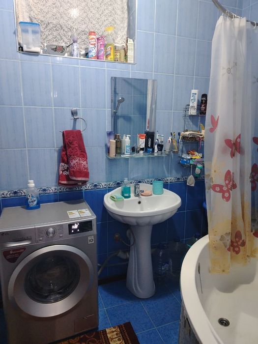 Манеж ениндо 3 хонали квартира сотилоди