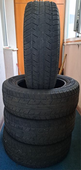 Зимние шины ROADX 215/60 R16