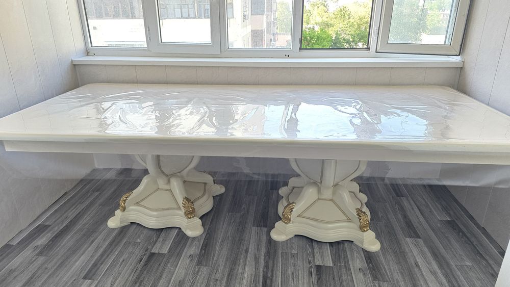 Продаётся стол и 12 стульев.