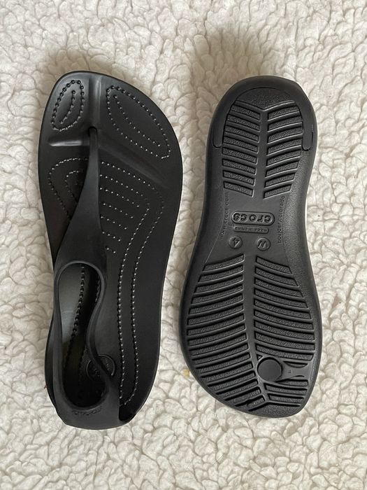 Sandale silicon dama bej bronz negre Crocs sexi flip