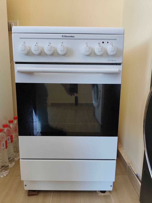 Готварска печка Electrolux с керамичен плот и касетофон