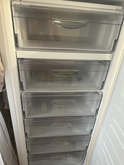 Продаю вертикальный морозильник