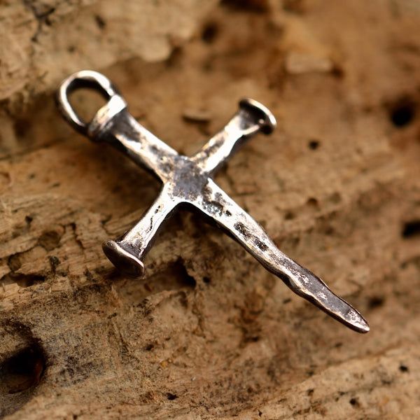 Сребърен Рюстик Кръст от пирони – символ на вяра и сила