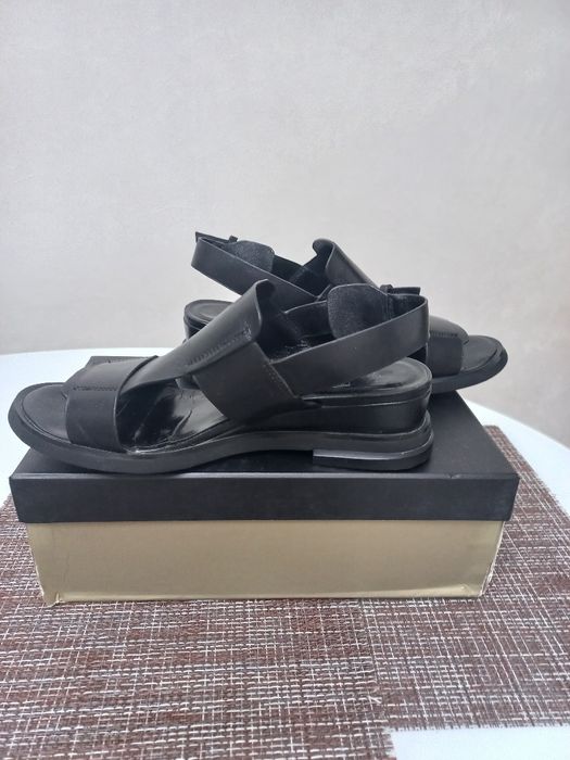 Продам женские босаножки.