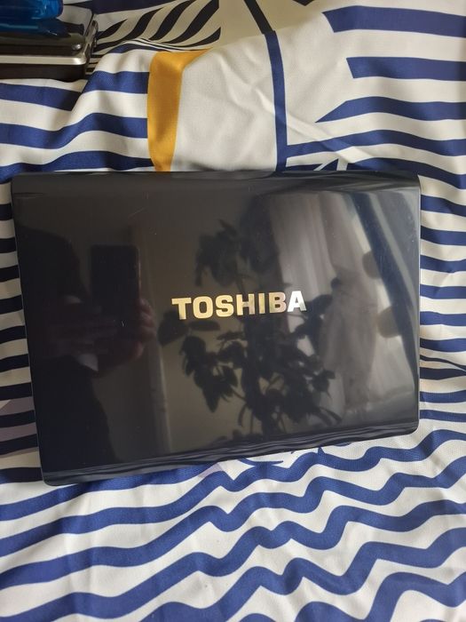 Продавам два лаптопа Toshiba Satellite A200 и  MSI. Работещи за части