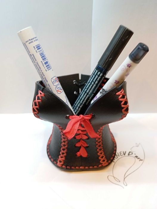 Моливник / органайзер / контейнер за моливи и химикали за бюро