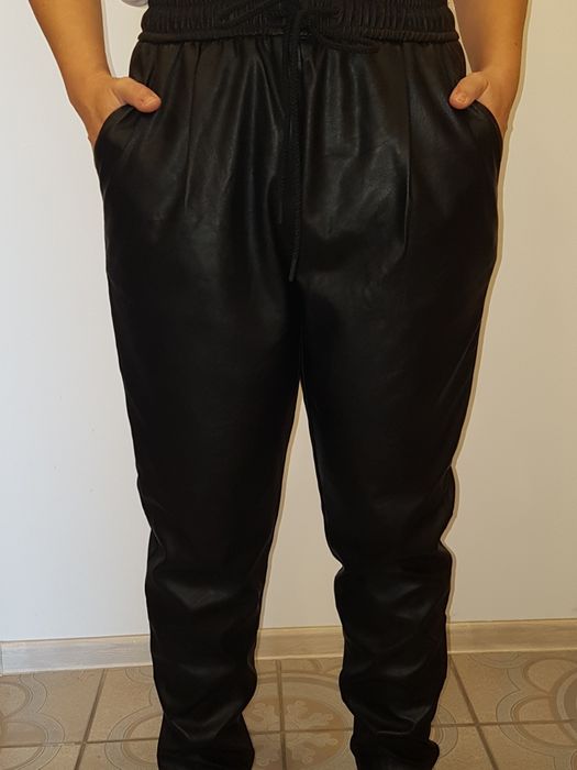 Pantaloni piele Pull&Bear , măr M