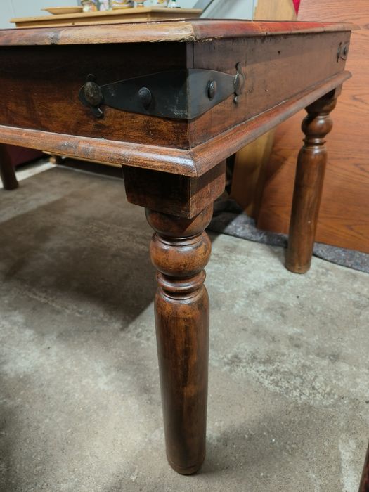 Масивна трапезна маса