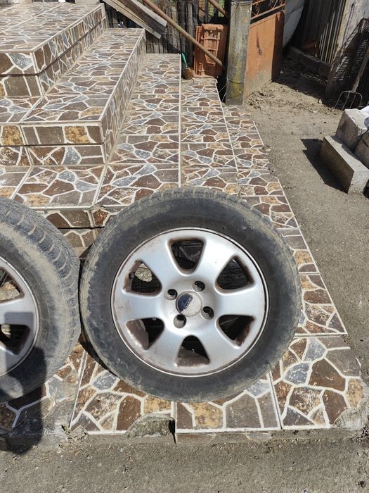 Jante aliaj de Ford în 4 găuri R 15. Citiți anunț.