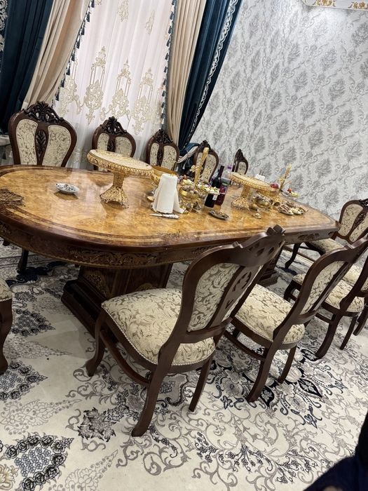 Большой стол в комплекте 12 стульев