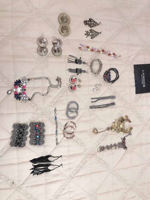 Сырға, білезіктер, занжырлар Сережки, браслеты, ожерелья
