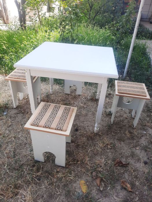 Стол ва табуретка сотилади