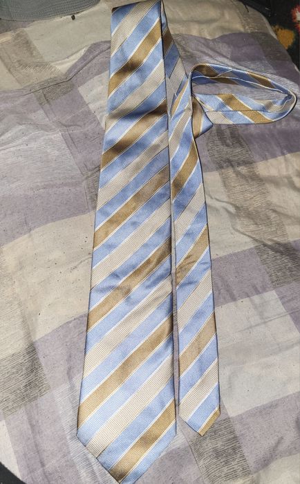 Yangi Galstuk sotiladi