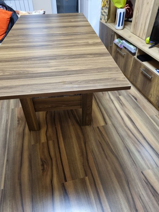 Холна маса разтегалена