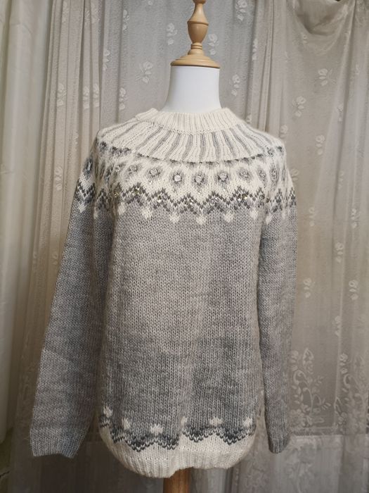 Super pulover gri cu pietricele decorative, din lână