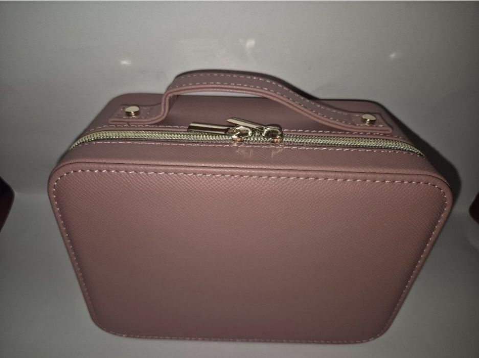 Cutie make up/cosmetice cu oglindă luminoasă Avon Vanity Case