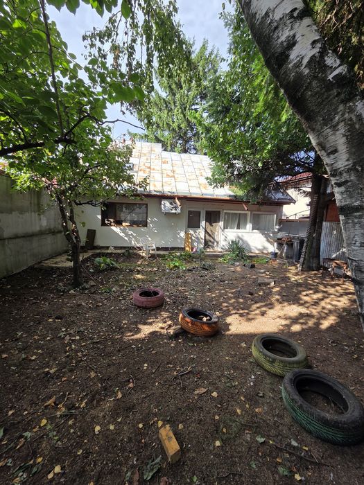 Casă cu grădină în față și spate, living, bucătărie open space, 2 camere și o baie