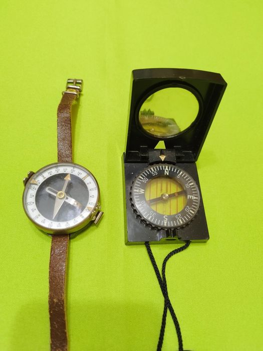 Продавам два компаса