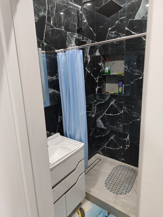 Yangi g'ishtli uy. Hali hech kim yashamagan.