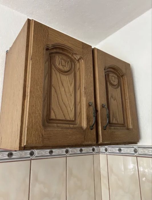 Două corpuri de bucătărie din lemn