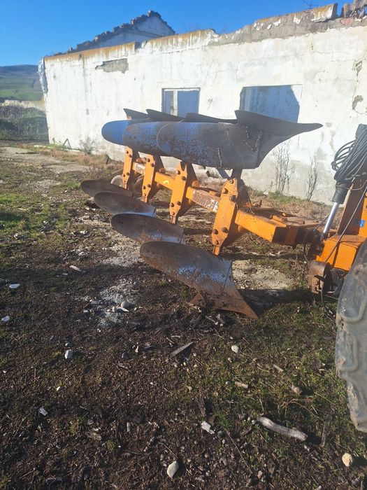 Vând plug Huard,cu patru trupite.