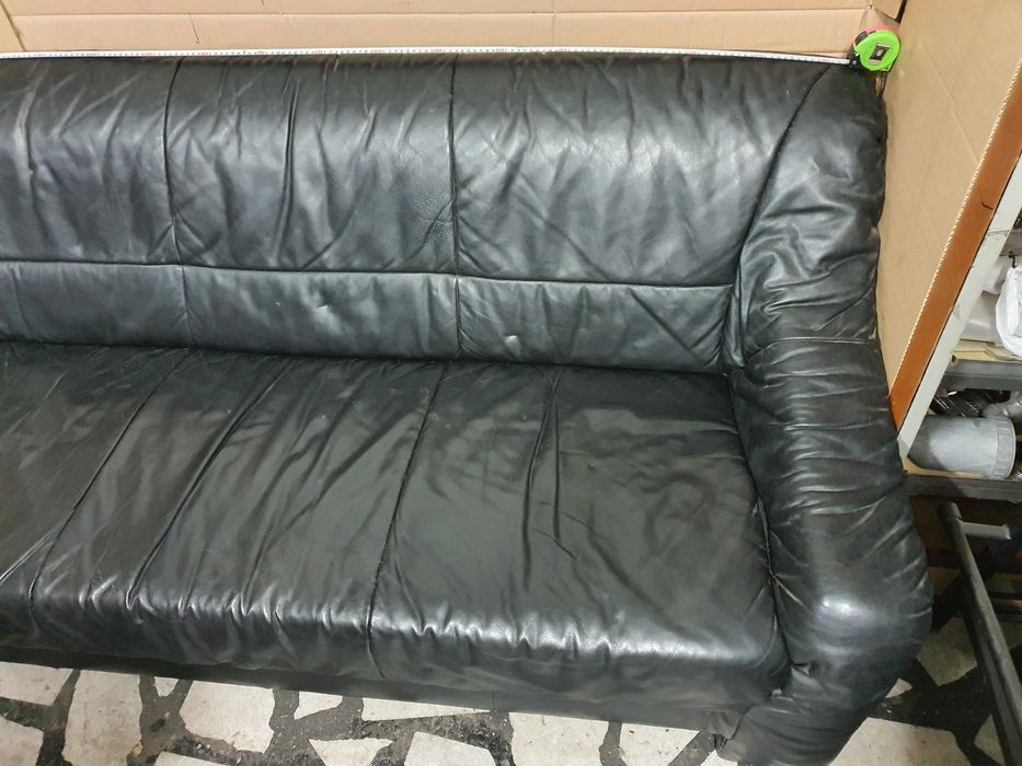 Черен кожен диван