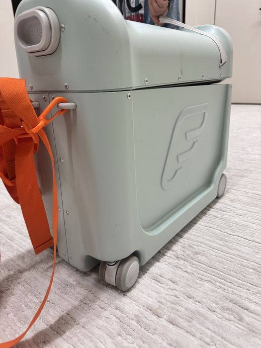 Продам детский чемодан