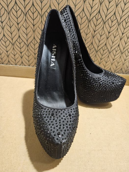 Високи затворени обувки с камъни