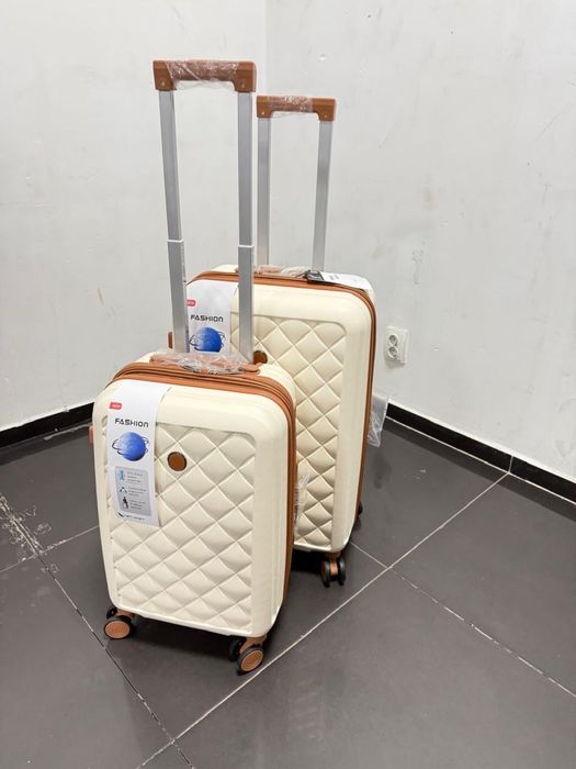 Чемодан өте сапалы ішіне көп зат сиады