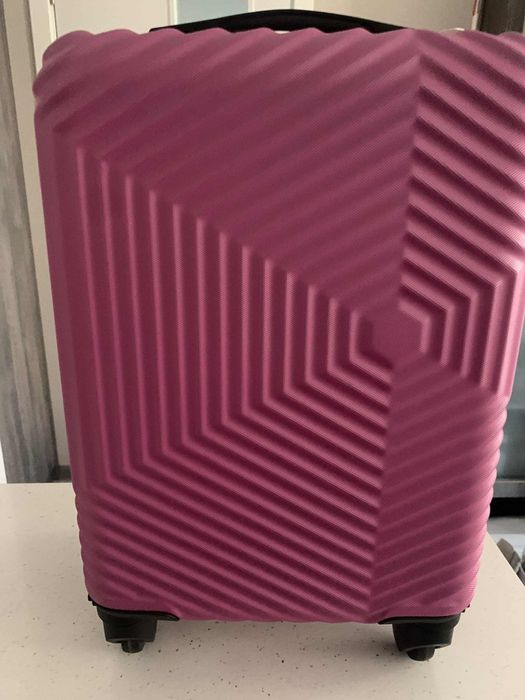 Продавам куфар , размери 45/35/23