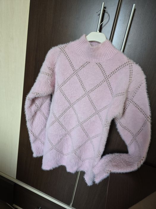 Pulover roz pufos