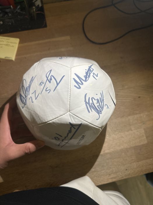Minge semnată de toti jucatori de la FCSB sezonul 21-22