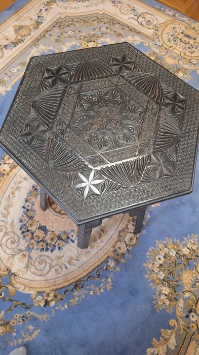Masă din lemn sculptata manual