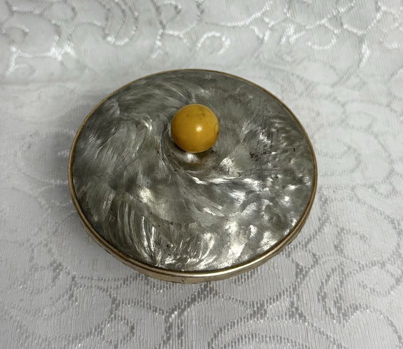 Пудренница с пушком