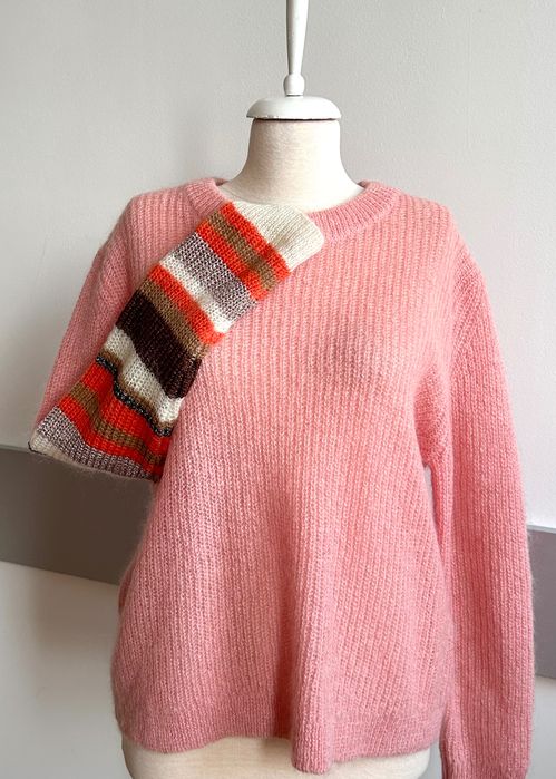 Munthe топъл мек светло роза пуловер