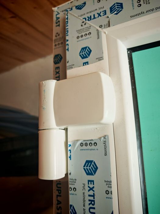 Vând usa apartament + termopan noua