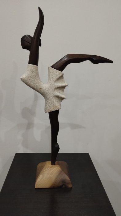 Прекрасна статуетка на балерина. Дърво.