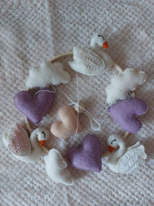 Carusel bebe lebede fetru handmade. Carusel bebelusi fetite