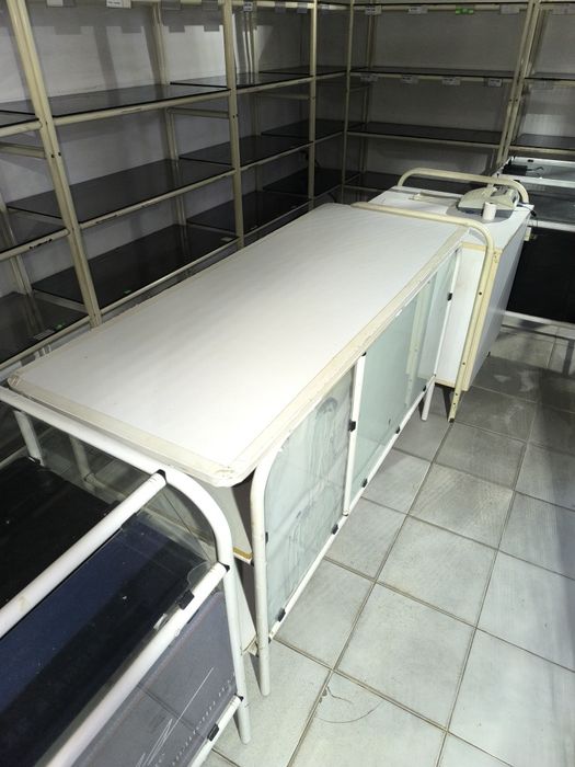 Стелажи и щанд маси за магазин