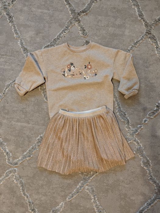 Детски комплект за момиче 128 в златисто плисирана пола  блуза love