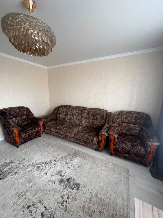 Продам диван с креслами.